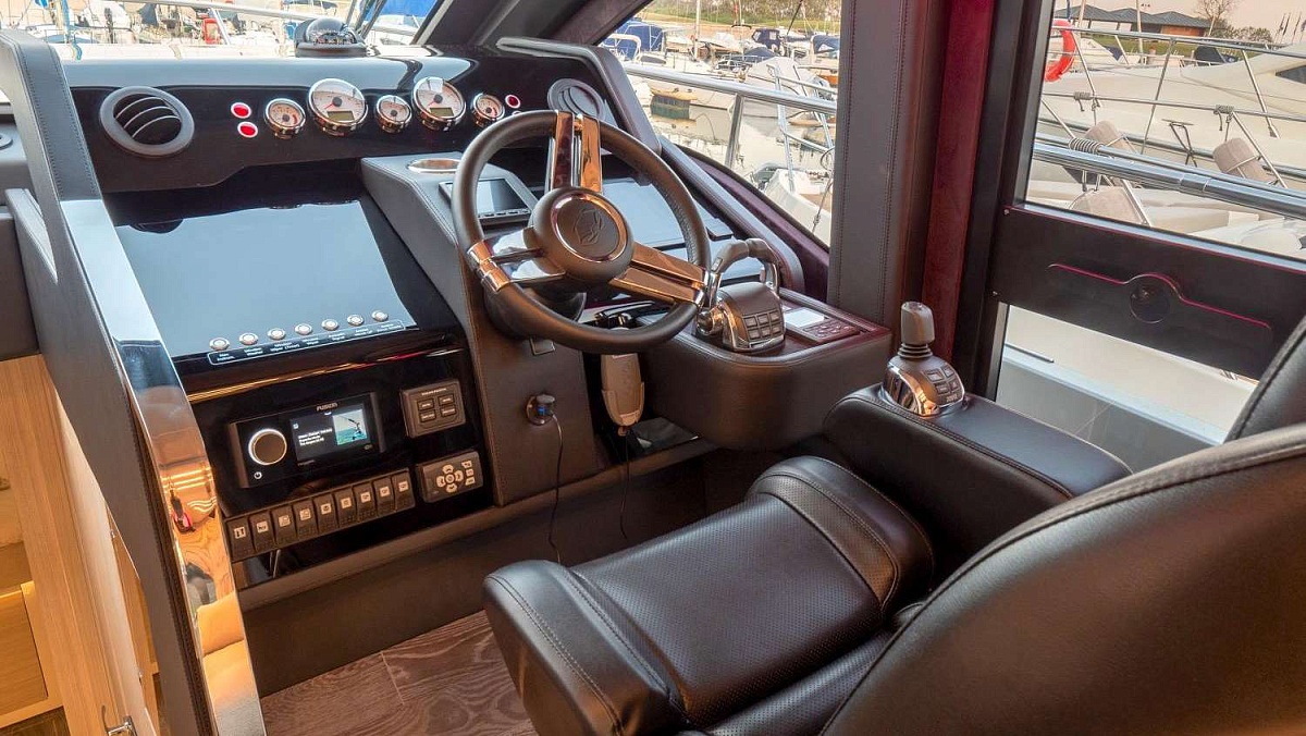 Продается моторная яхта с флайбриджем CRANCHI E52S